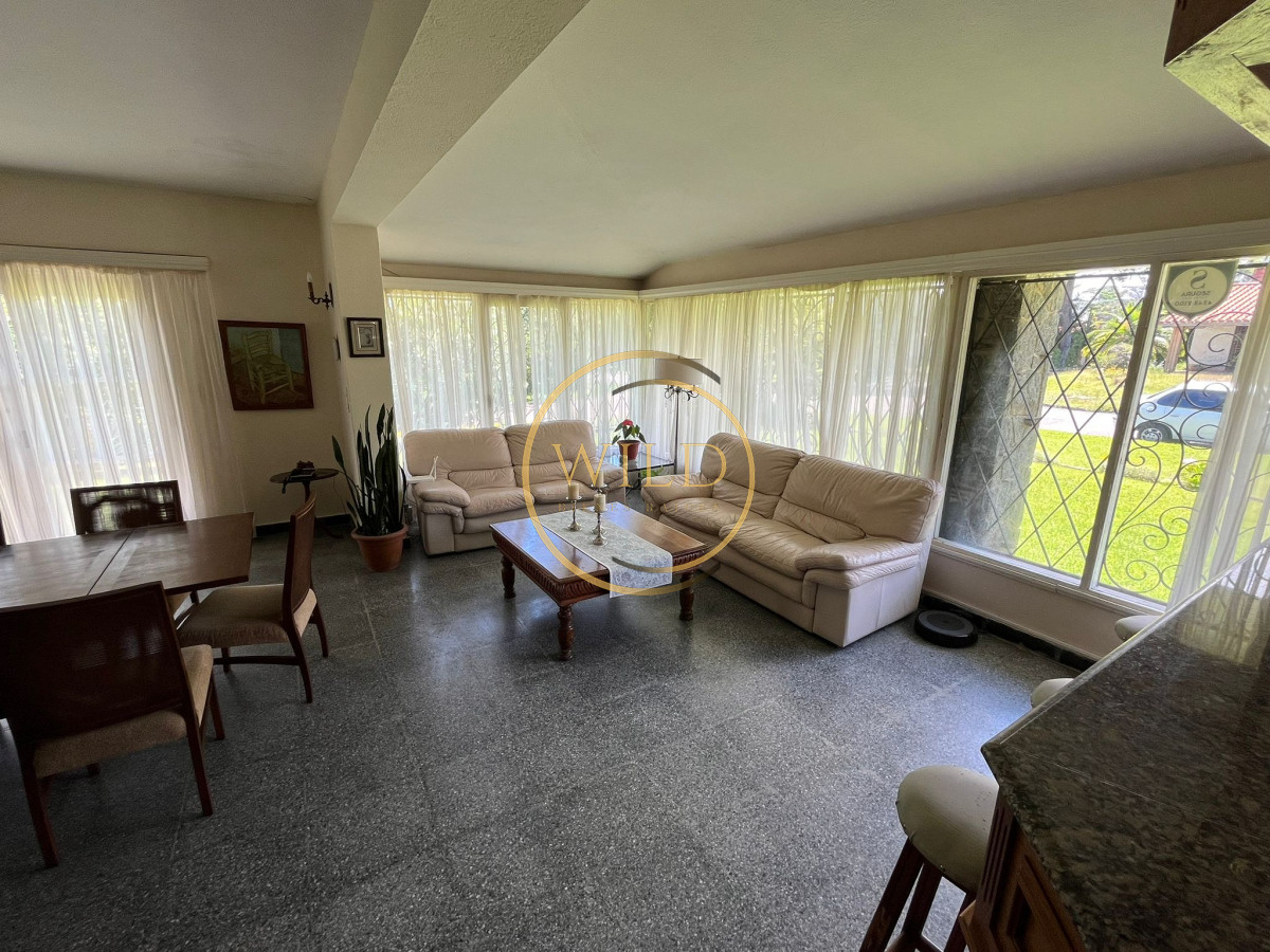 Casa ID.2563 - Casa en venta de 4 dormitorios, con barbacoa y piscina en Mansa a 1 cuadra del mar.