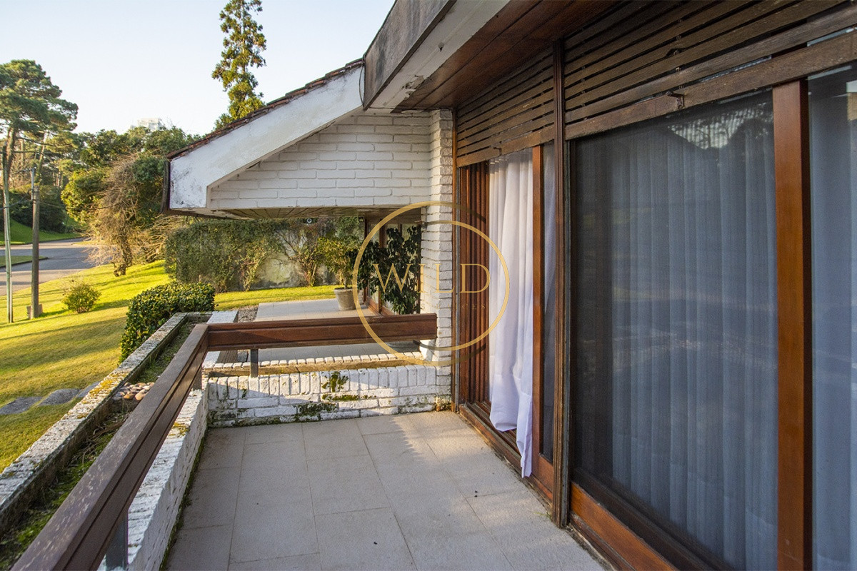 Casa ID.2580 - Casa a la venta en playa mansa Punta Del Este, gran tamaño ubicada en zona privilegiada.