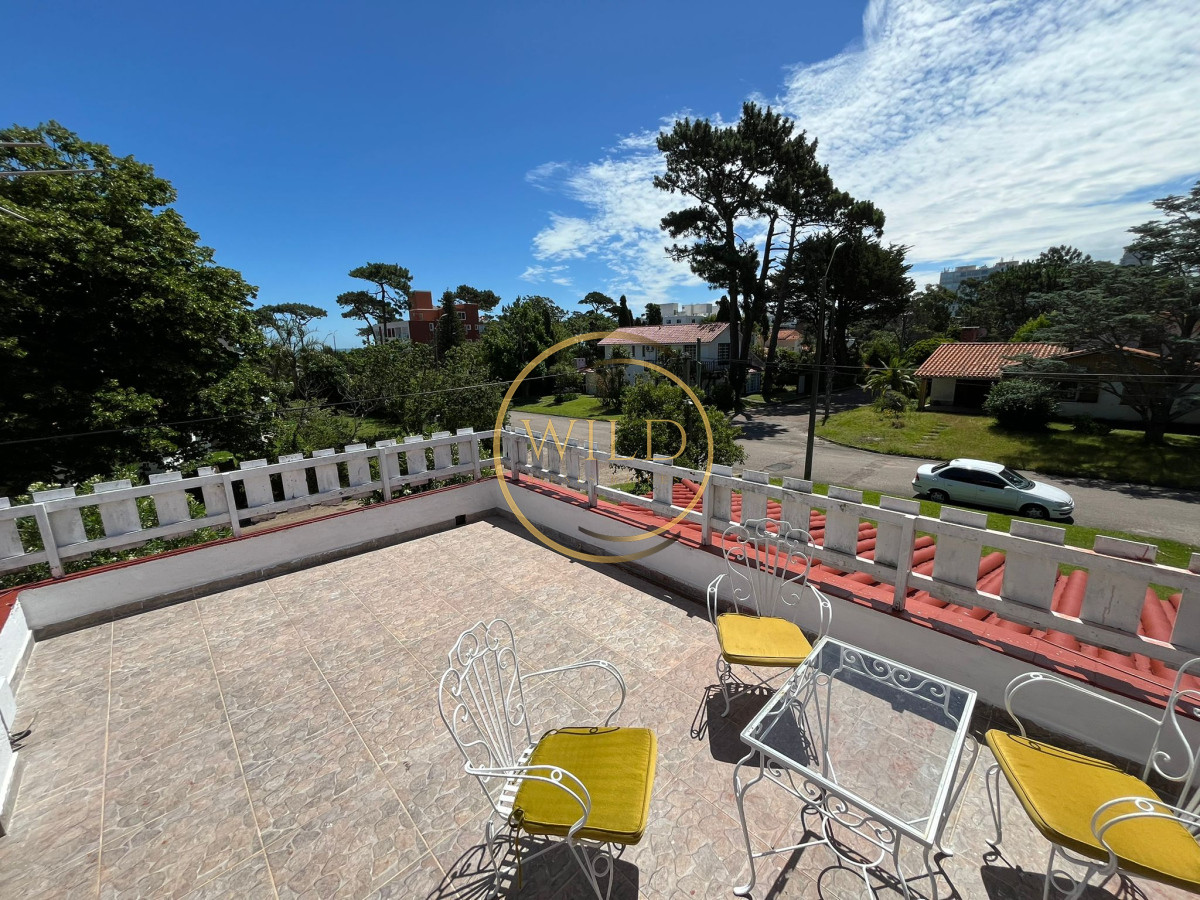 Casa ID.2563 - Casa en venta de 4 dormitorios, con barbacoa y piscina en Mansa a 1 cuadra del mar.