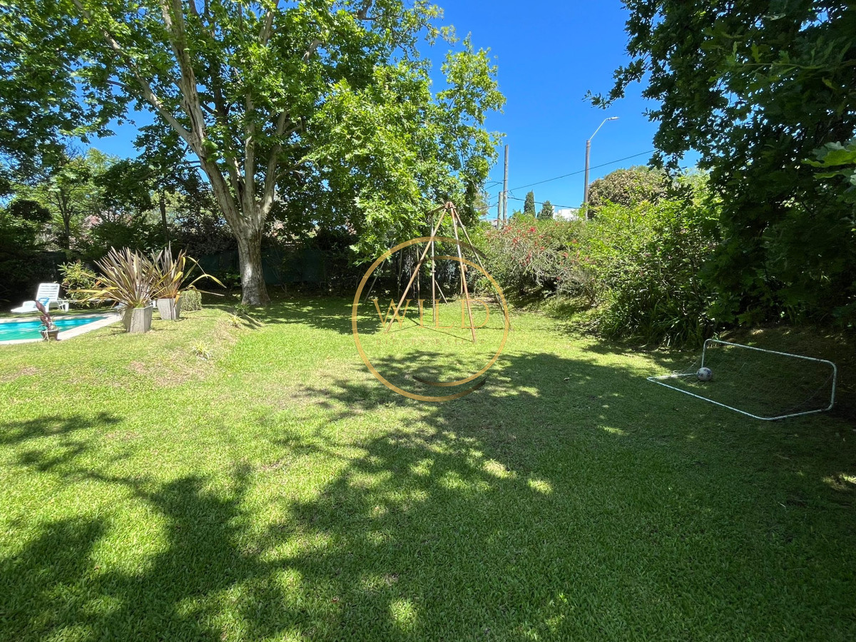 Casa ID.2563 - Casa en venta de 4 dormitorios, con barbacoa y piscina en Mansa a 1 cuadra del mar.