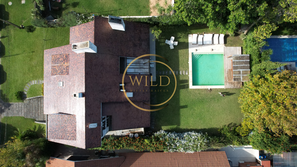 Casa ID.2580 - Casa a la venta en playa mansa Punta Del Este, gran tamaño ubicada en zona privilegiada.