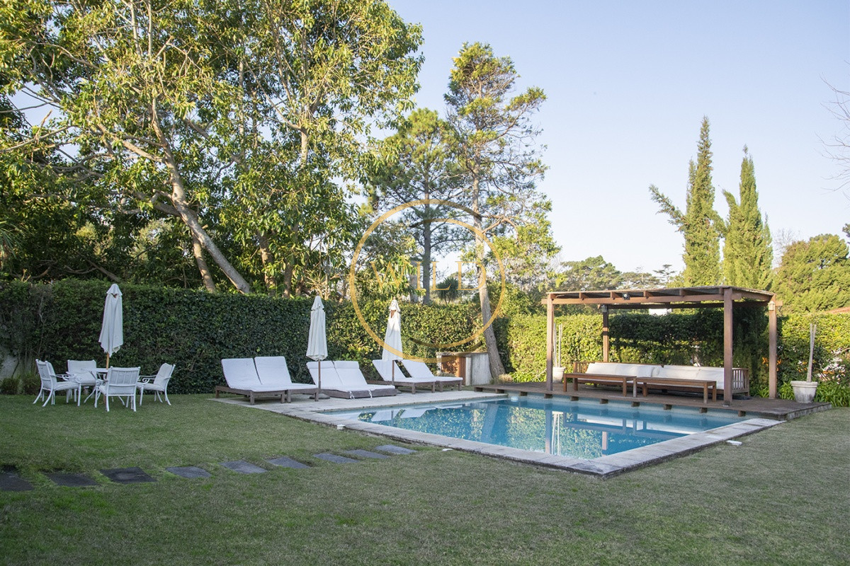 Casa ID.2580 - Casa a la venta en playa mansa Punta Del Este, gran tamaño ubicada en zona privilegiada.