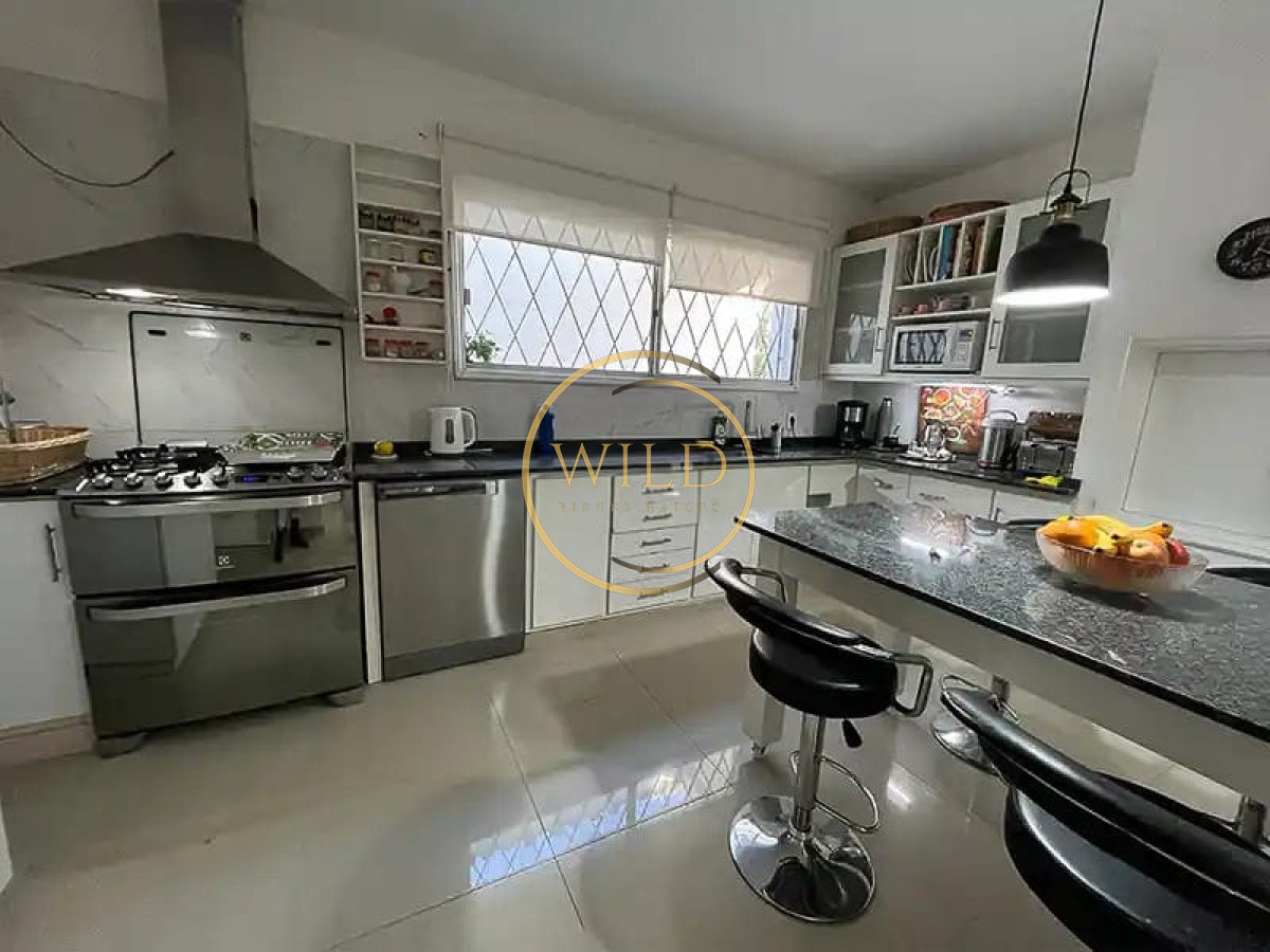 Casa ID.2563 - Casa en venta de 4 dormitorios, con barbacoa y piscina en Mansa a 1 cuadra del mar.