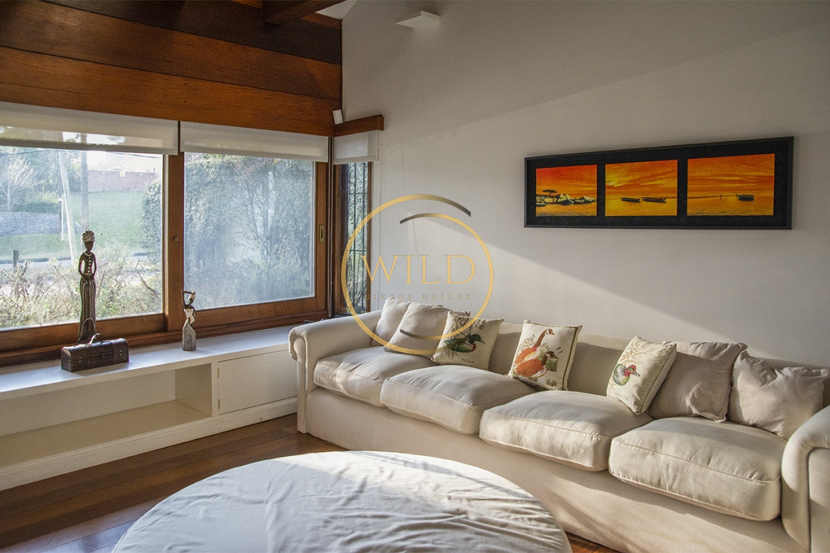 Casa ID.2580 - Casa a la venta en playa mansa Punta Del Este, gran tamaño ubicada en zona privilegiada.