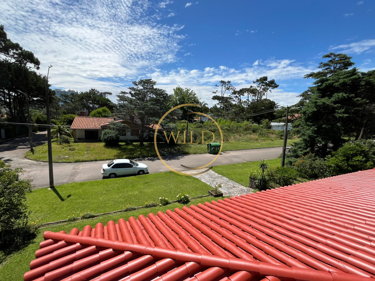 Casa ID.2563 - Casa en venta de 4 dormitorios, con barbacoa y piscina en Mansa a 1 cuadra del mar.