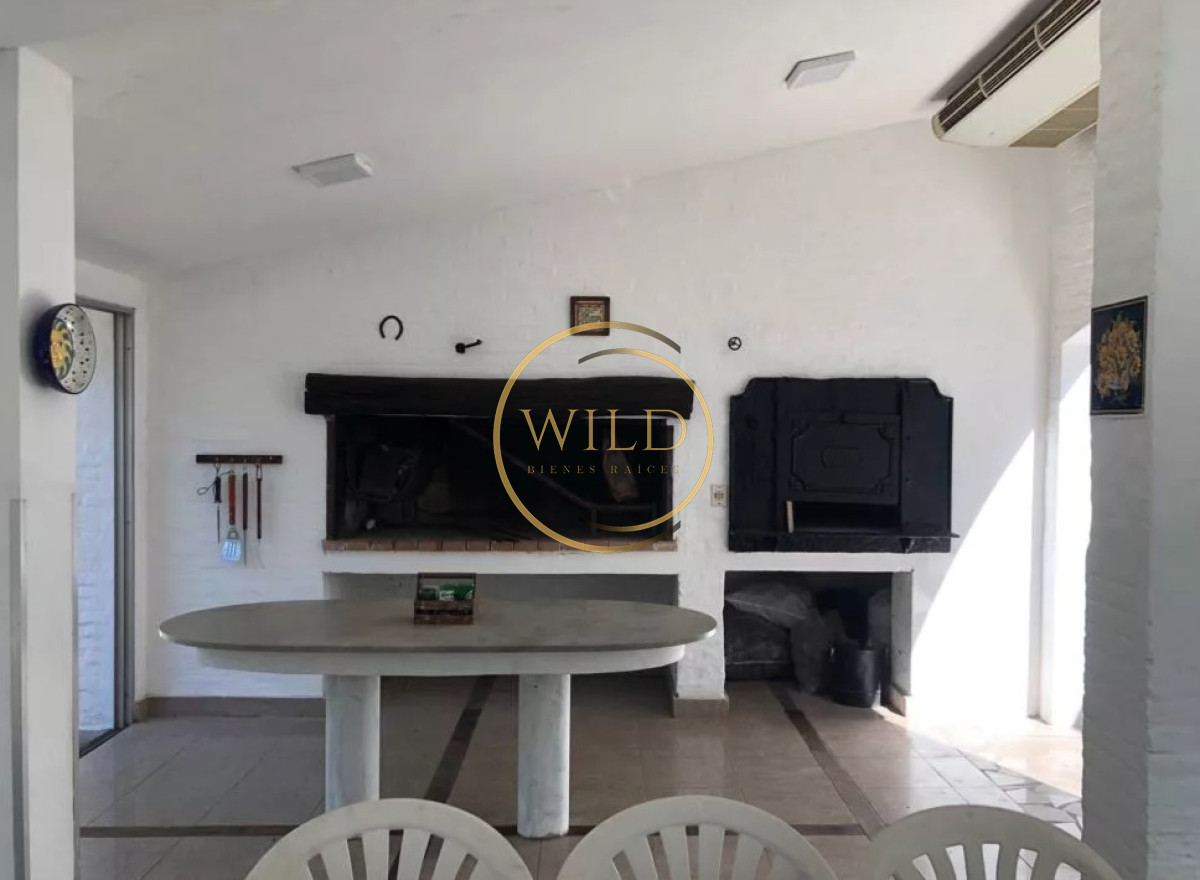 Casa ID.2566 - Vende espectacular casa en Lugano de 3 dormitorios, con piscina y parrillero.