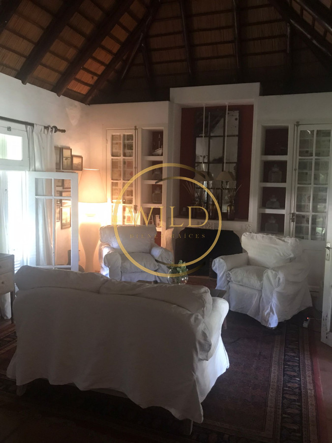 Casa ID.2291 - Chalet de 4 dormitorios, piscina y parrillero en alquiler. Zona tranquila. Punta del Este.