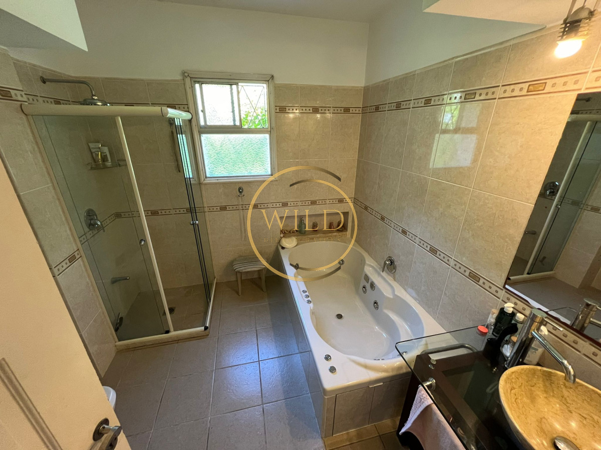 Casa ID.2563 - Casa en venta de 4 dormitorios, con barbacoa y piscina en Mansa a 1 cuadra del mar.