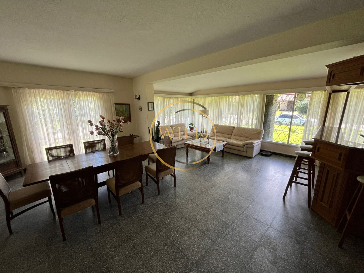 Casa ID.2563 - Casa en venta de 4 dormitorios, con barbacoa y piscina en Mansa a 1 cuadra del mar.