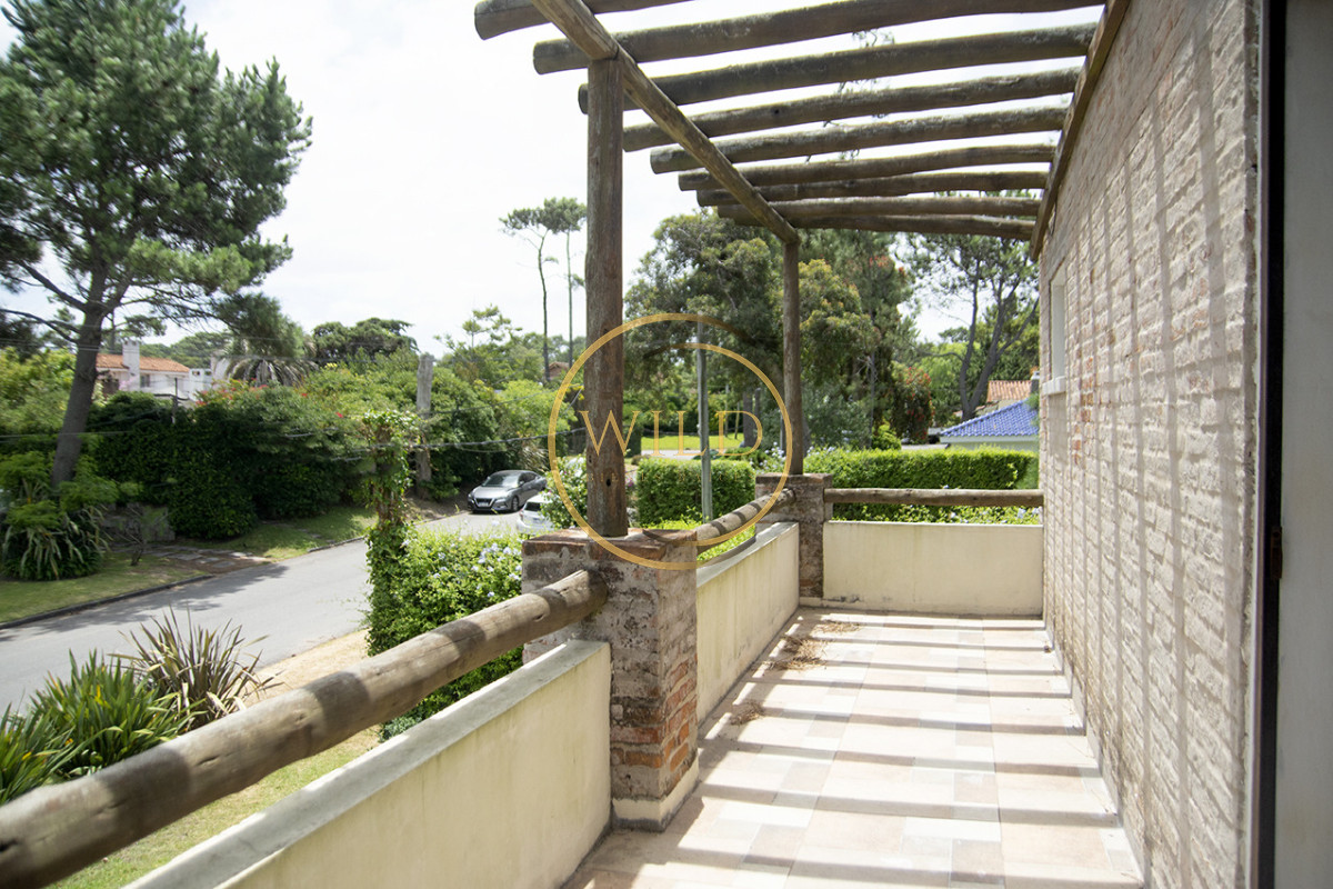 Casa ID.5675 - Excelente chalet de 5 dormitorios en venta a pasos de Playa Mansa Punta del Este