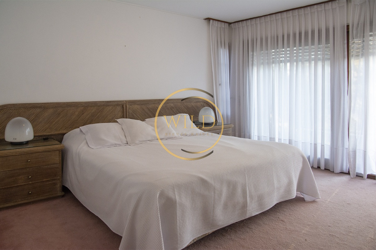 Casa ID.2580 - Casa a la venta en playa mansa Punta Del Este, gran tamaño ubicada en zona privilegiada.
