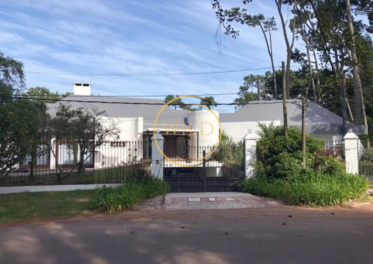 Casa ID.2566 - Vende espectacular casa en Lugano de 3 dormitorios, con piscina y parrillero.