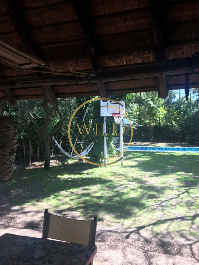 Casa ID.2291 - Chalet de 4 dormitorios, piscina y parrillero en alquiler. Zona tranquila. Punta del Este.