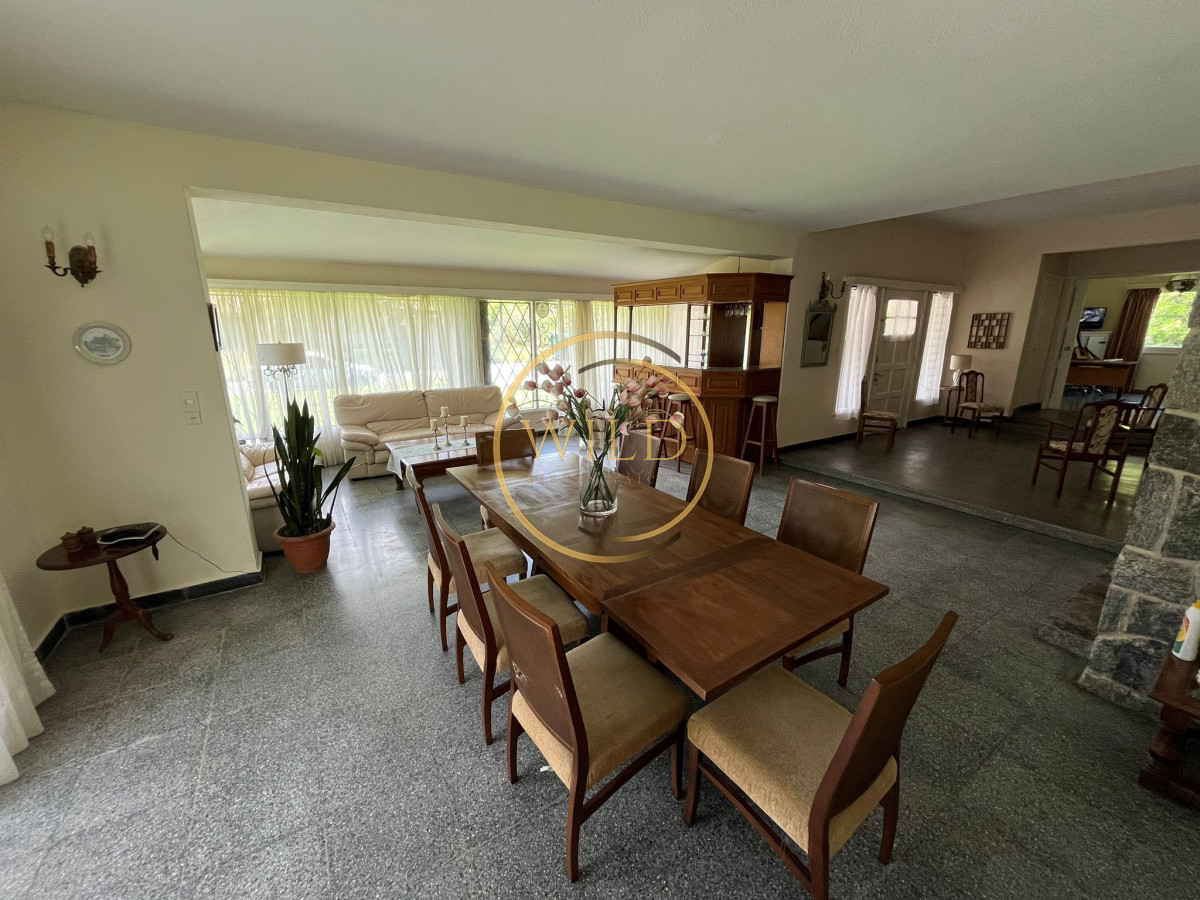 Casa ID.2563 - Casa en venta de 4 dormitorios, con barbacoa y piscina en Mansa a 1 cuadra del mar.