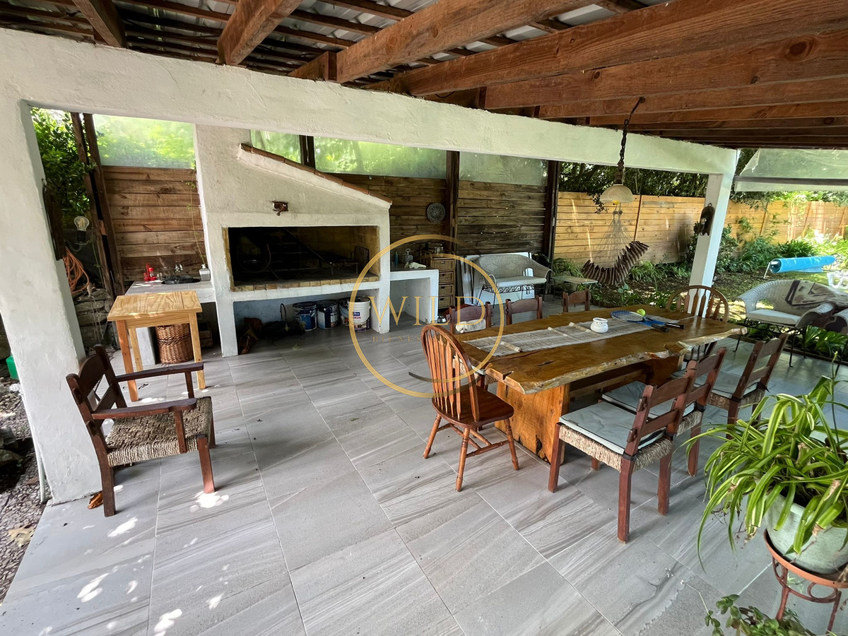 Casa ID.2563 - Casa en venta de 4 dormitorios, con barbacoa y piscina en Mansa a 1 cuadra del mar.