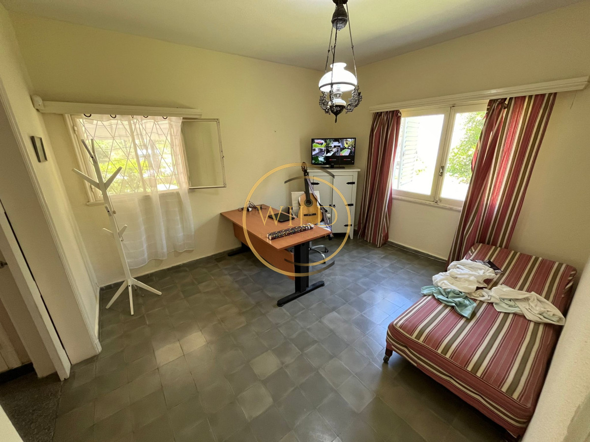 Casa ID.2563 - Casa en venta de 4 dormitorios, con barbacoa y piscina en Mansa a 1 cuadra del mar.