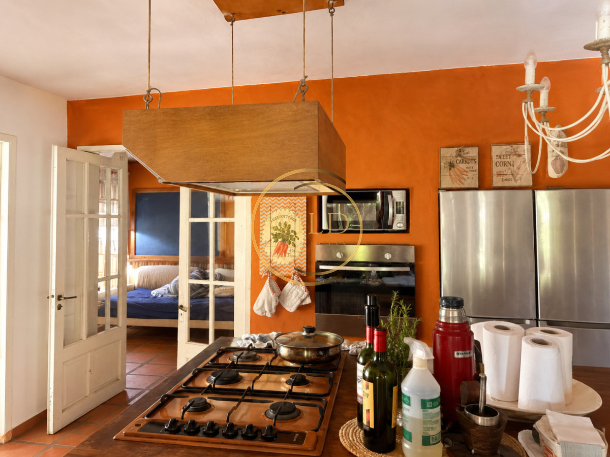 Casa ID.2291 - Chalet de 4 dormitorios, piscina y parrillero en alquiler. Zona tranquila. Punta del Este.