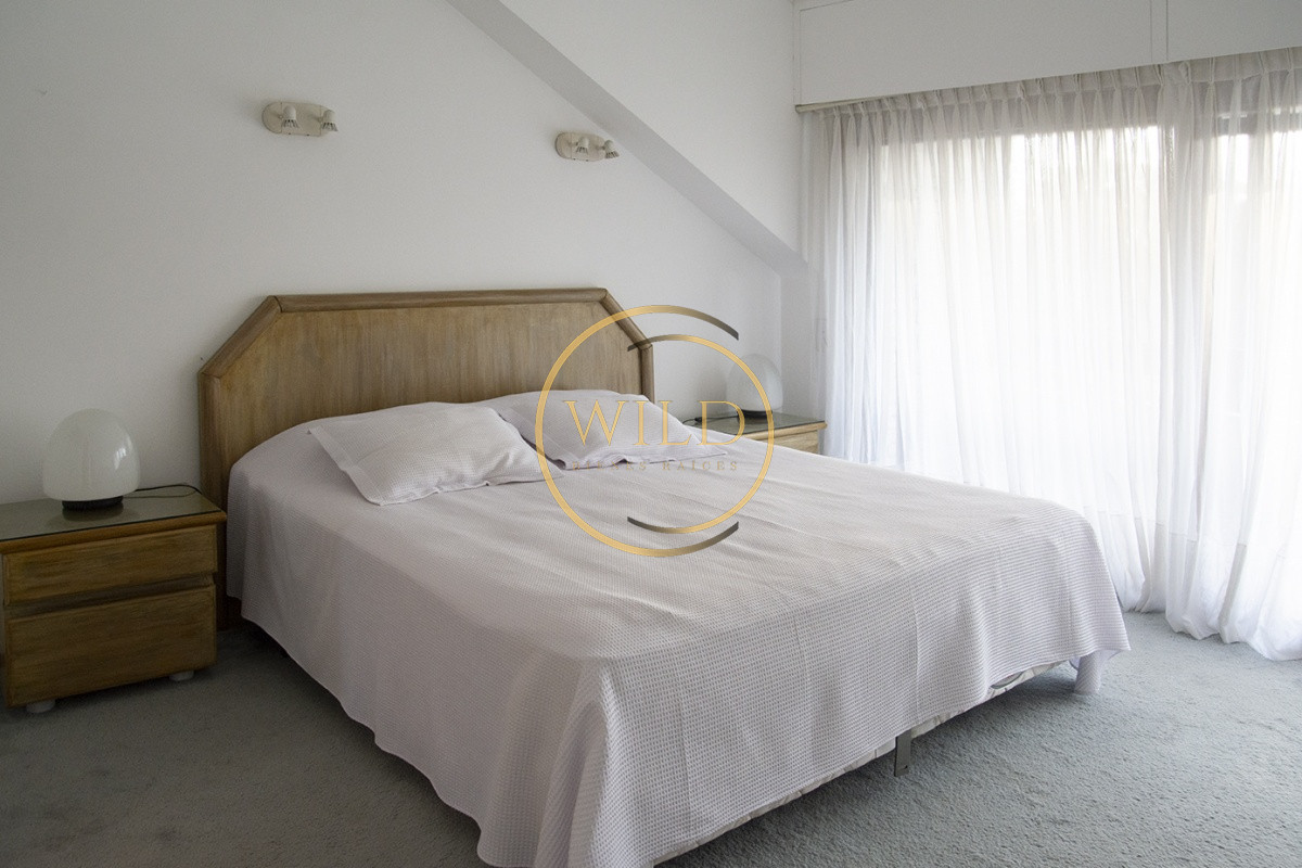 Casa ID.2580 - Casa a la venta en playa mansa Punta Del Este, gran tamaño ubicada en zona privilegiada.
