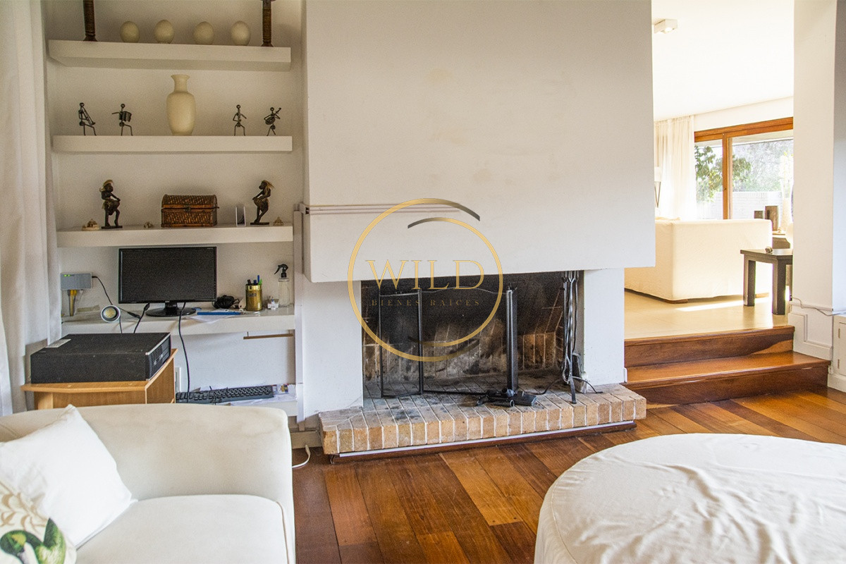 Casa ID.2580 - Casa a la venta en playa mansa Punta Del Este, gran tamaño ubicada en zona privilegiada.