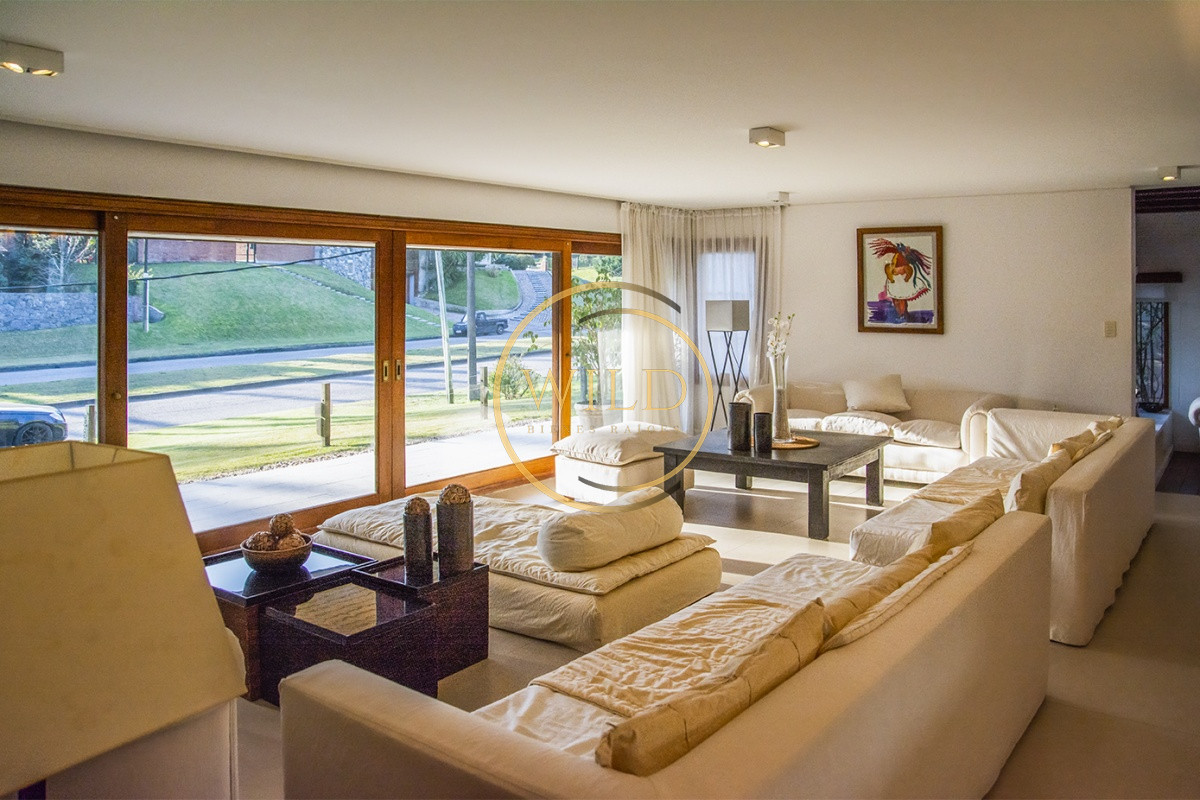 Casa ID.2580 - Casa a la venta en playa mansa Punta Del Este, gran tamaño ubicada en zona privilegiada.