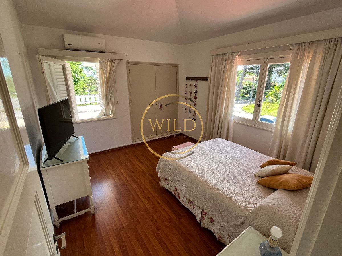 Casa ID.2563 - Casa en venta de 4 dormitorios, con barbacoa y piscina en Mansa a 1 cuadra del mar.