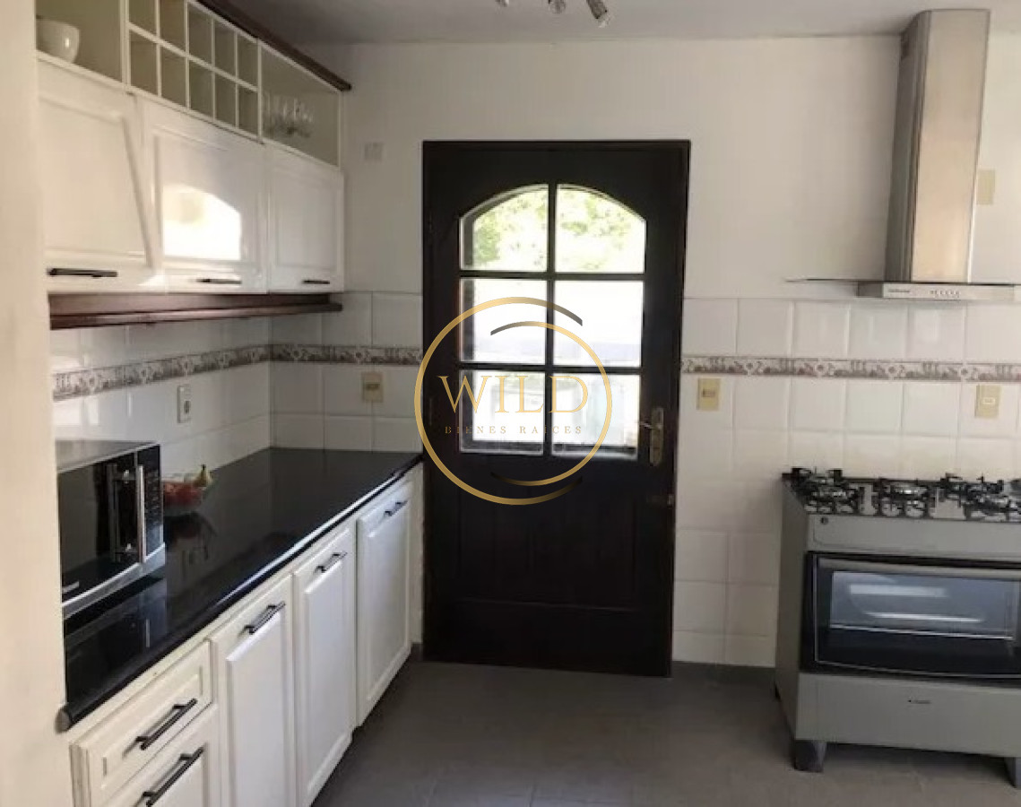 Casa ID.2566 - Vende espectacular casa en Lugano de 3 dormitorios, con piscina y parrillero.