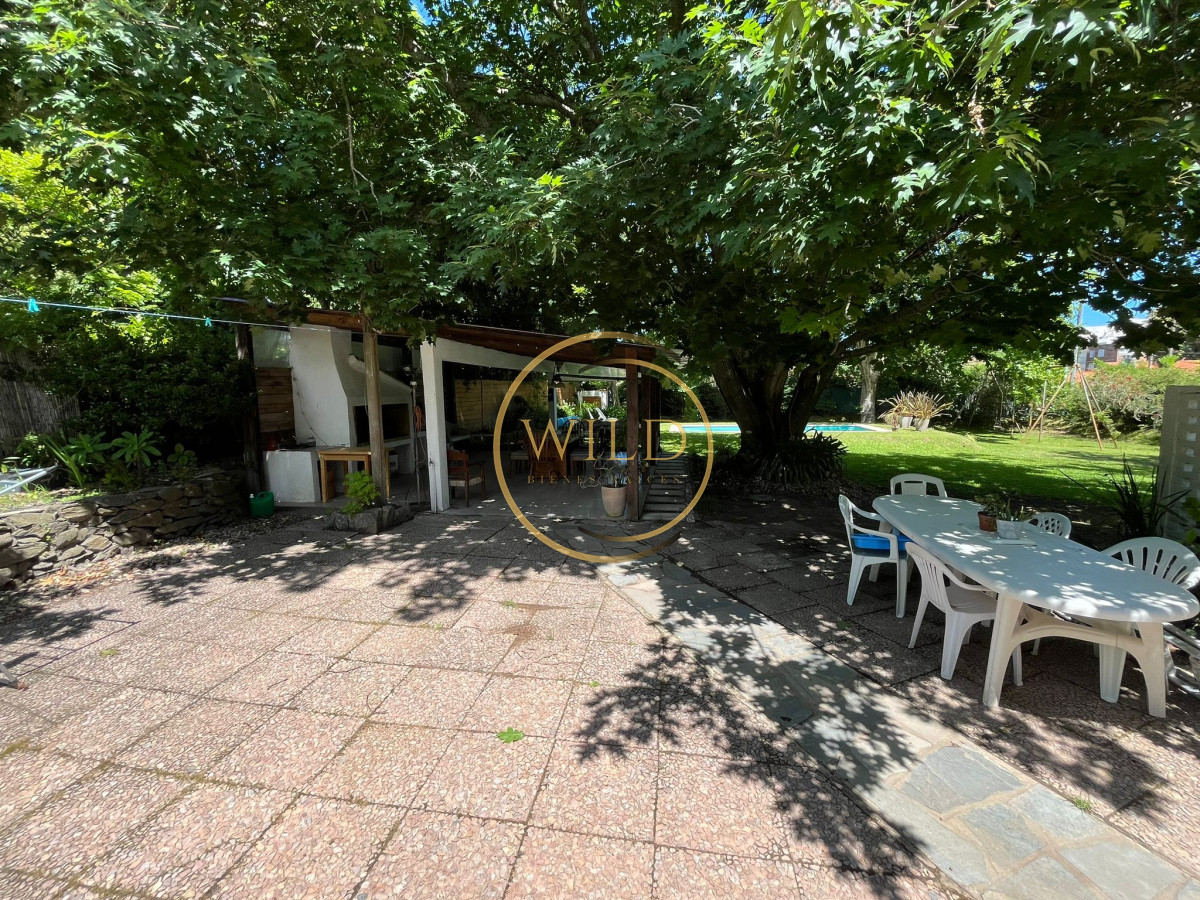 Casa ID.2563 - Casa en venta de 4 dormitorios, con barbacoa y piscina en Mansa a 1 cuadra del mar.