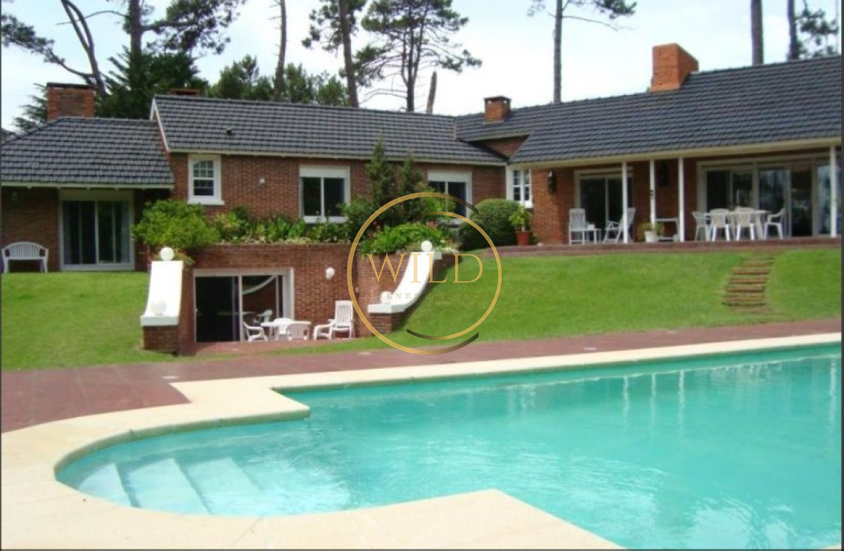 Casa ID.2568 - Hermosa casa en venta de 5 dormitorios.