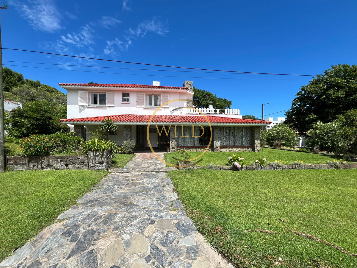 Casa ID.2563 - Casa en venta de 4 dormitorios, con barbacoa y piscina en Mansa a 1 cuadra del mar.