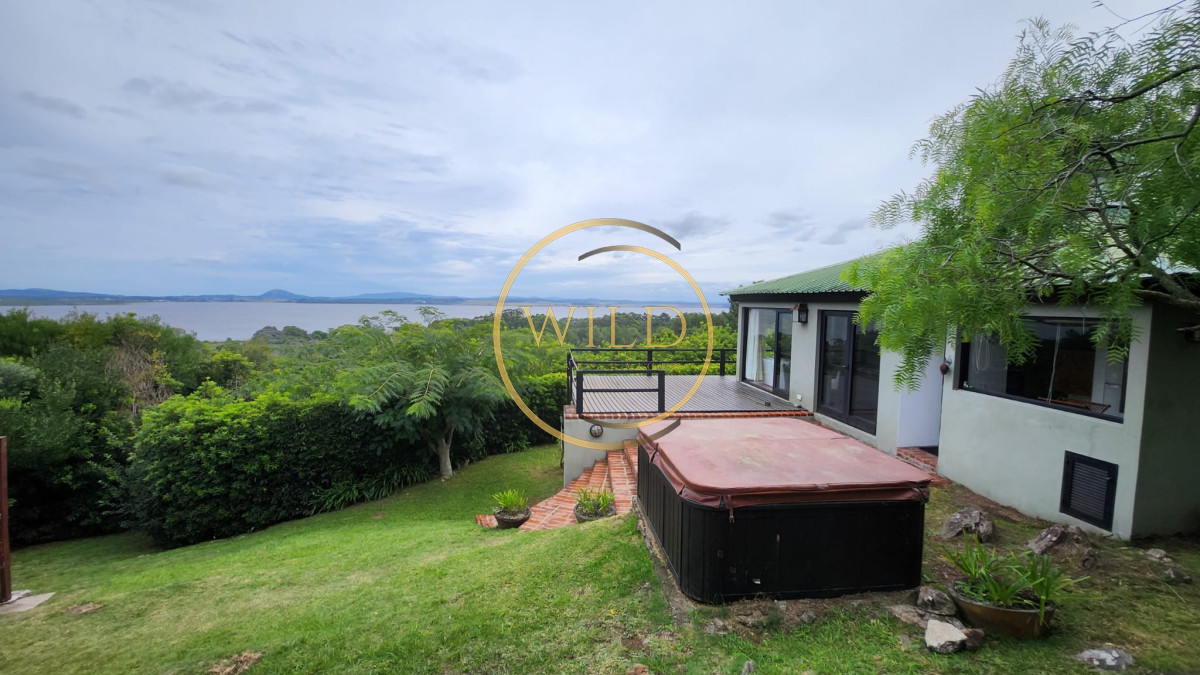 Casa ID.2393 - Vende casa de 4 dormitorios con vista a la laguna del sauce, Maldonado 