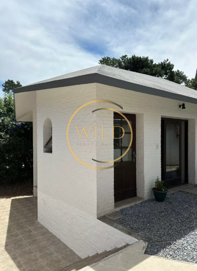 Casa ID.2566 - Vende espectacular casa en Lugano de 3 dormitorios, con piscina y parrillero.