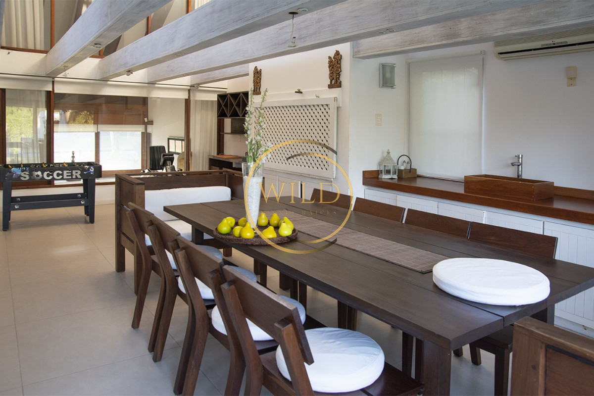 Casa ID.2580 - Casa a la venta en playa mansa Punta Del Este, gran tamaño ubicada en zona privilegiada.