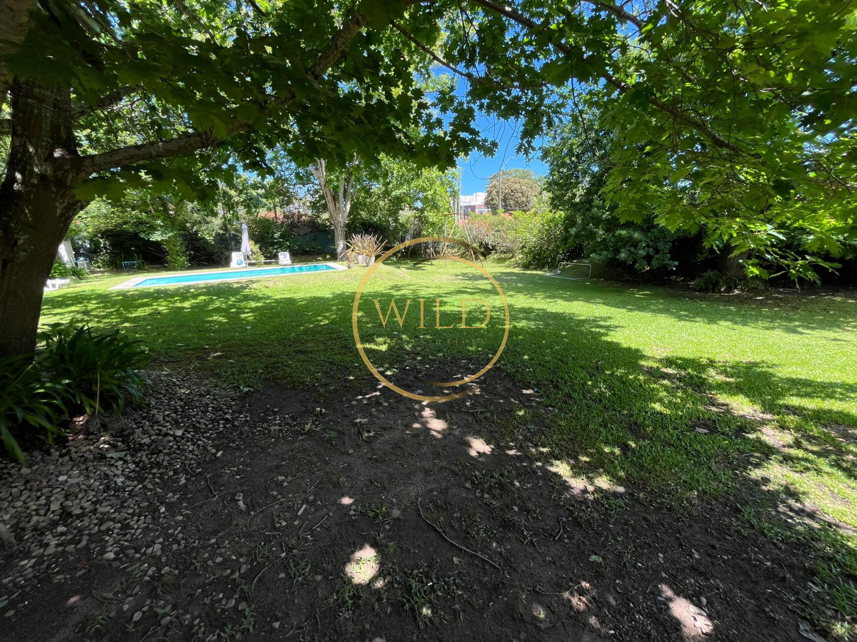 Casa ID.2563 - Casa en venta de 4 dormitorios, con barbacoa y piscina en Mansa a 1 cuadra del mar.