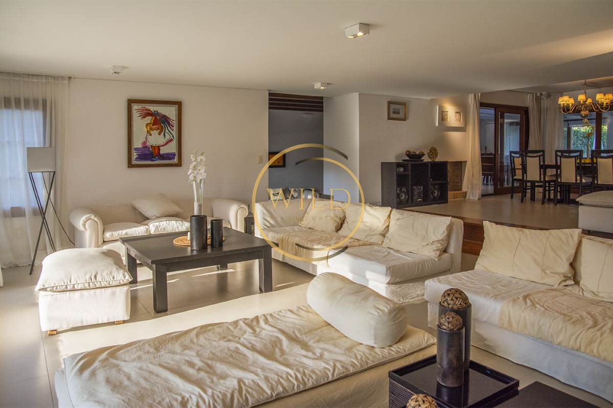 Casa ID.2580 - Casa a la venta en playa mansa Punta Del Este, gran tamaño ubicada en zona privilegiada.