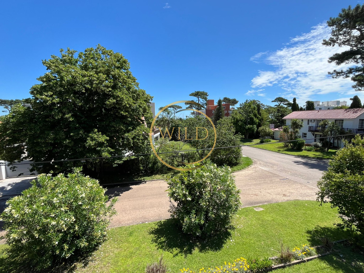 Casa ID.2563 - Casa en venta de 4 dormitorios, con barbacoa y piscina en Mansa a 1 cuadra del mar.