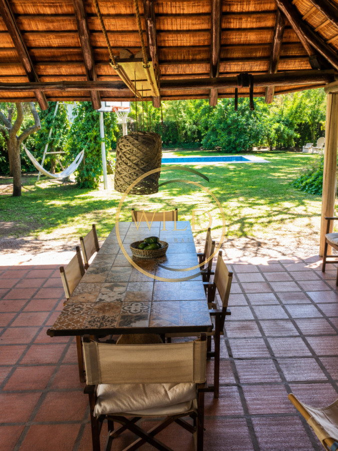 Casa ID.2291 - Chalet de 4 dormitorios, piscina y parrillero en alquiler. Zona tranquila. Punta del Este.