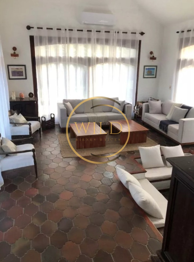 Casa ID.2566 - Vende espectacular casa en Lugano de 3 dormitorios, con piscina y parrillero.