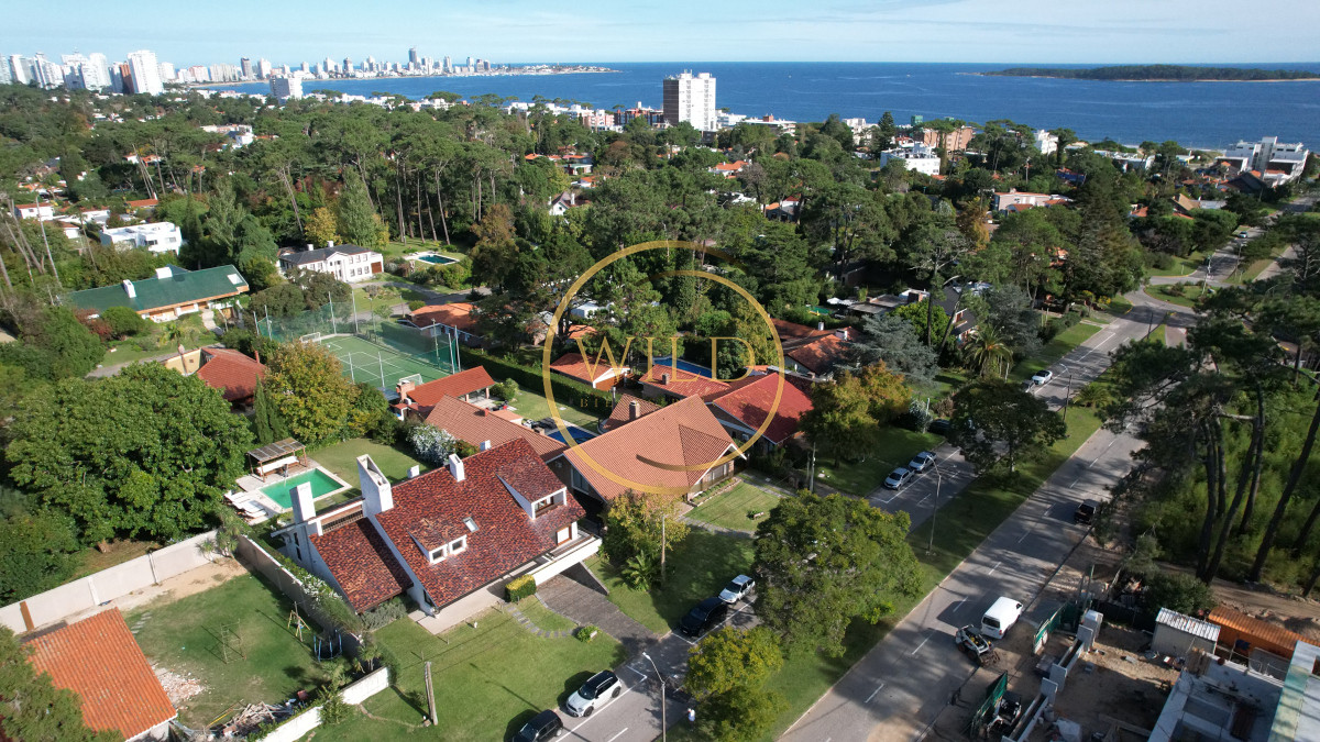 Casa ID.2580 - Casa a la venta en playa mansa Punta Del Este, gran tamaño ubicada en zona privilegiada.