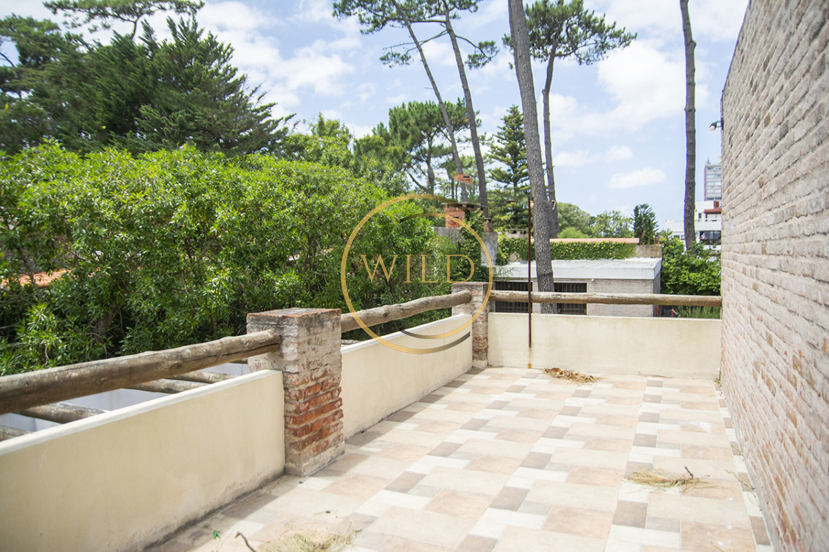 Casa ID.5675 - Excelente chalet de 5 dormitorios en venta a pasos de Playa Mansa Punta del Este