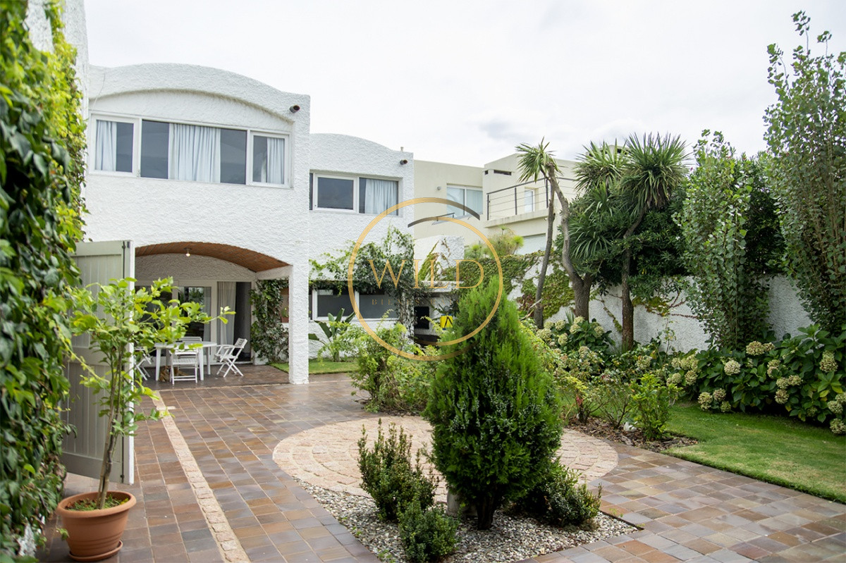 Casa ID.2185 - Hermosa casa en venta en zona de la península.