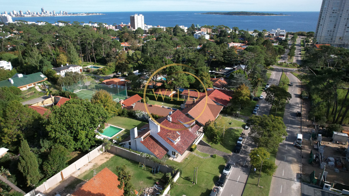 Casa ID.2580 - Casa a la venta en playa mansa Punta Del Este, gran tamaño ubicada en zona privilegiada.