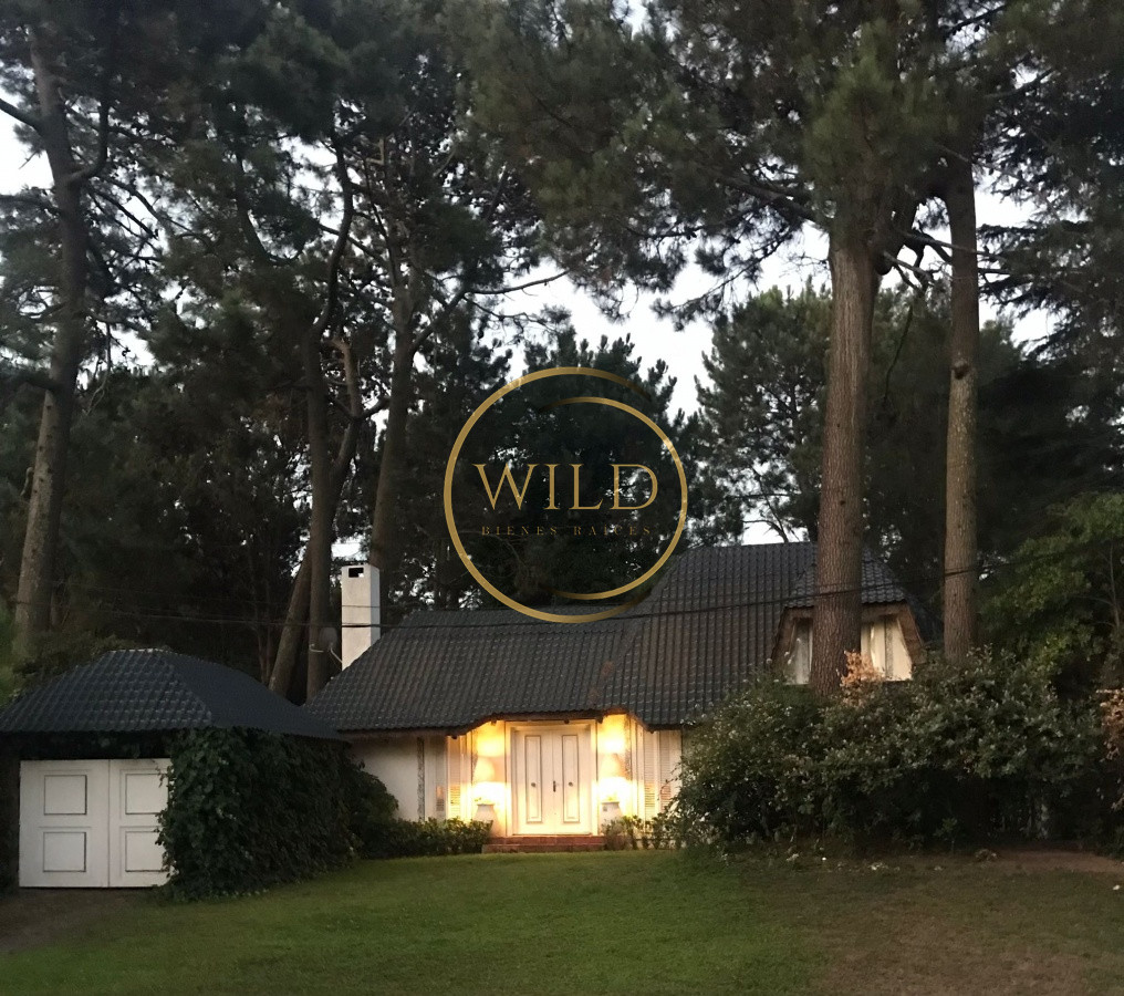 Casa ID.2291 - Chalet de 4 dormitorios, piscina y parrillero en alquiler. Zona tranquila. Punta del Este.