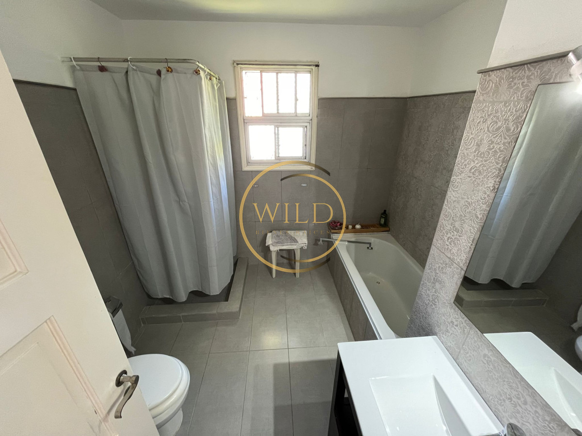 Casa ID.2563 - Casa en venta de 4 dormitorios, con barbacoa y piscina en Mansa a 1 cuadra del mar.