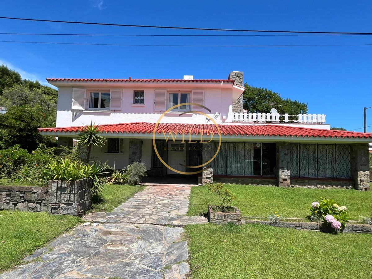 Casa ID.2563 - Casa en venta de 4 dormitorios, con barbacoa y piscina en Mansa a 1 cuadra del mar.