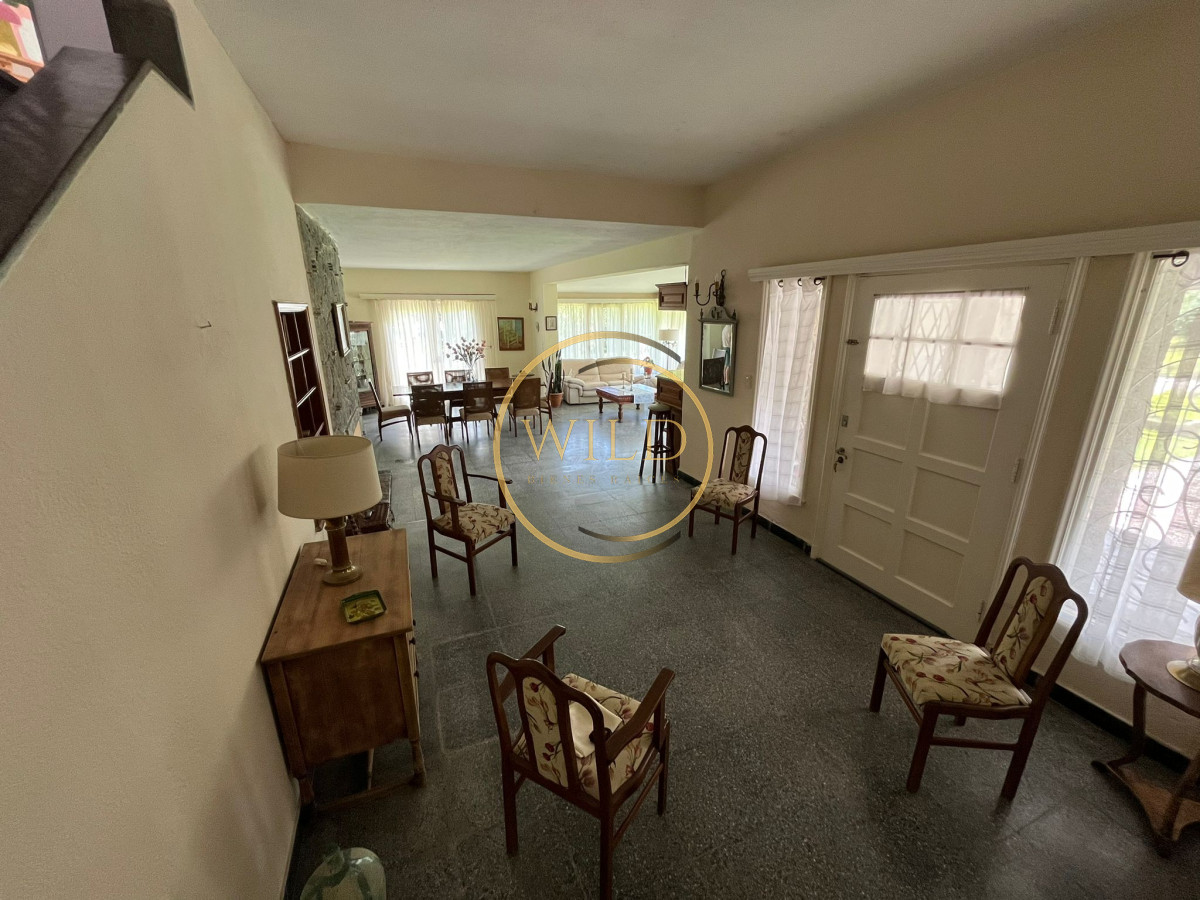 Casa ID.2563 - Casa en venta de 4 dormitorios, con barbacoa y piscina en Mansa a 1 cuadra del mar.