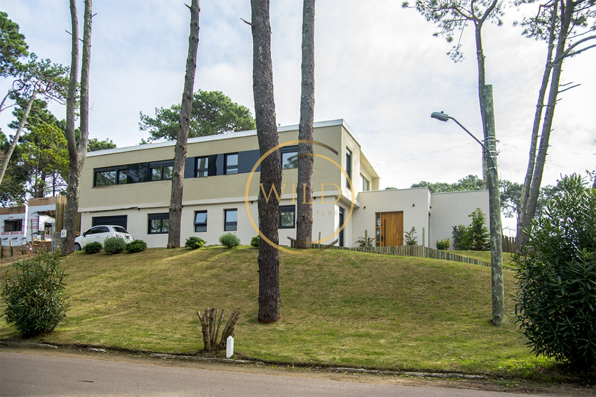 Casa ID.2201 - Casa ideal de 4 dormitorios en suite en San Rafael Punta del Este.