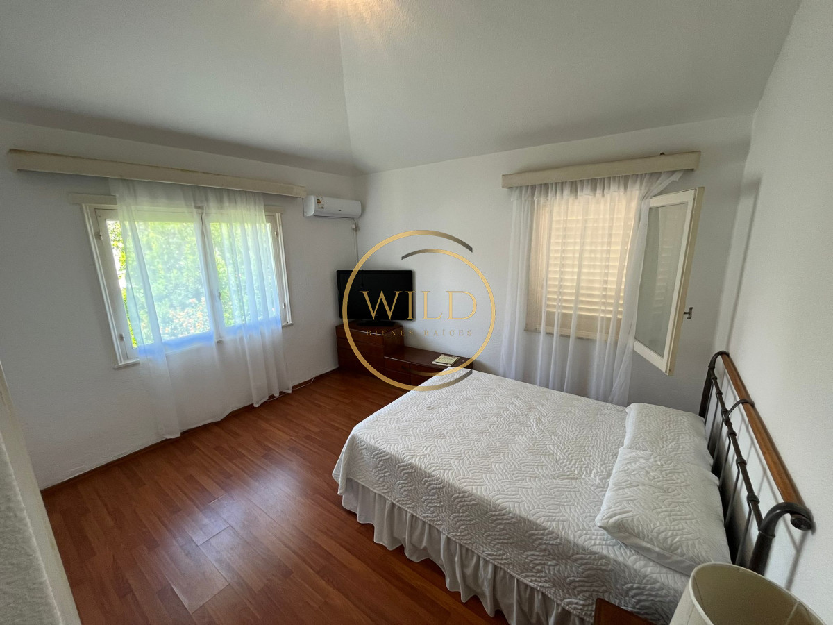 Casa ID.2563 - Casa en venta de 4 dormitorios, con barbacoa y piscina en Mansa a 1 cuadra del mar.