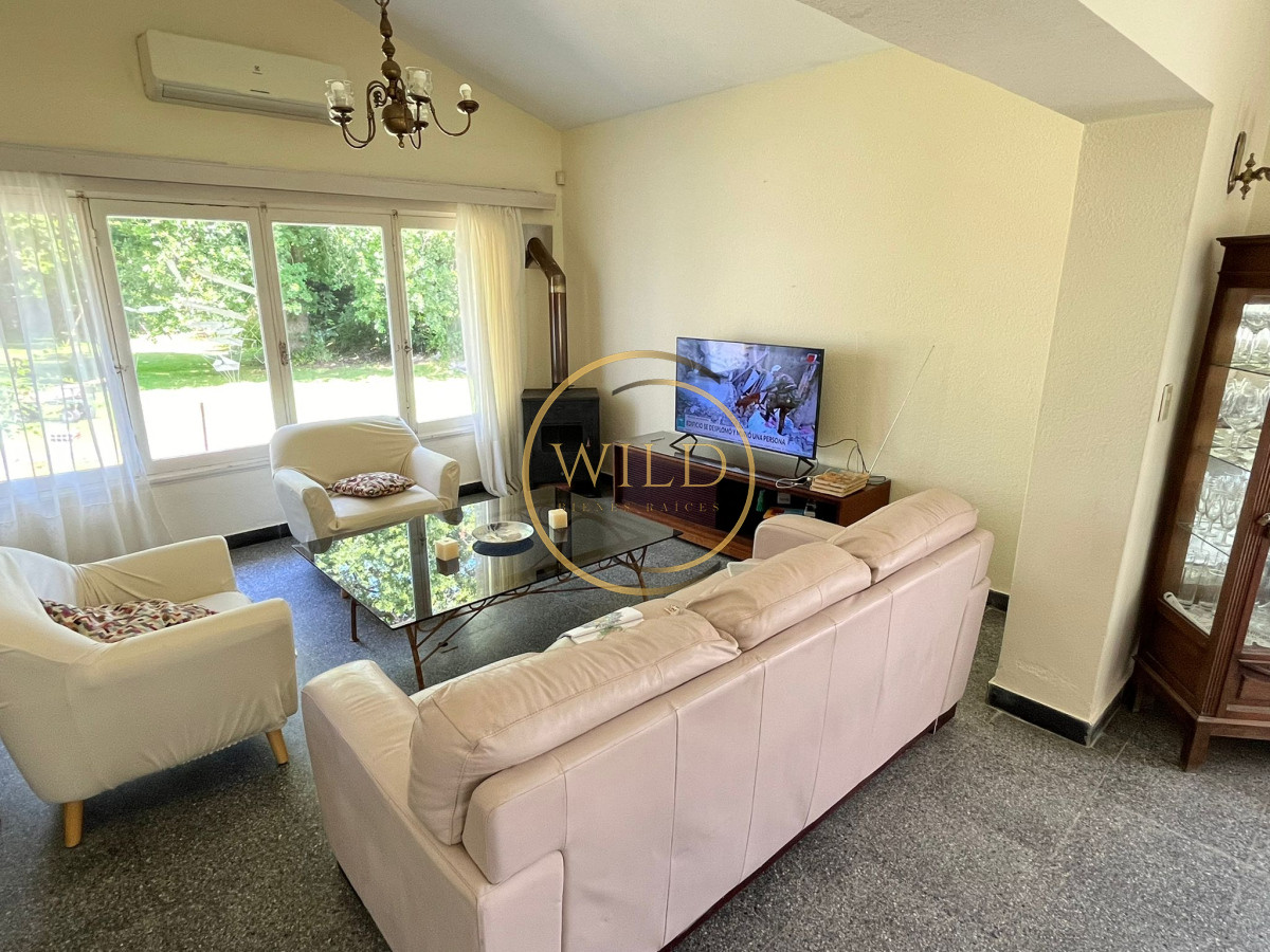 Casa ID.2563 - Casa en venta de 4 dormitorios, con barbacoa y piscina en Mansa a 1 cuadra del mar.