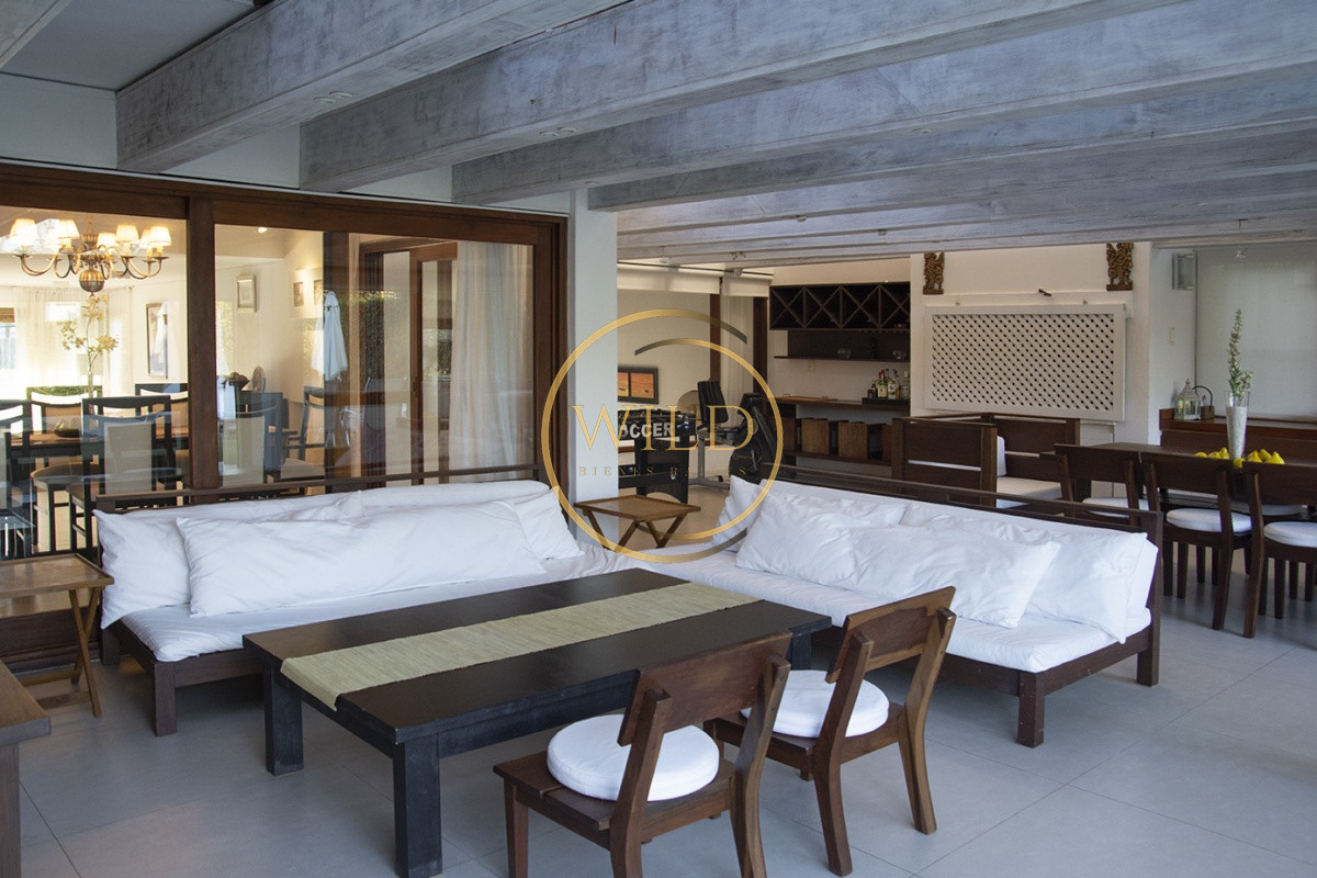 Casa ID.2580 - Casa a la venta en playa mansa Punta Del Este, gran tamaño ubicada en zona privilegiada.