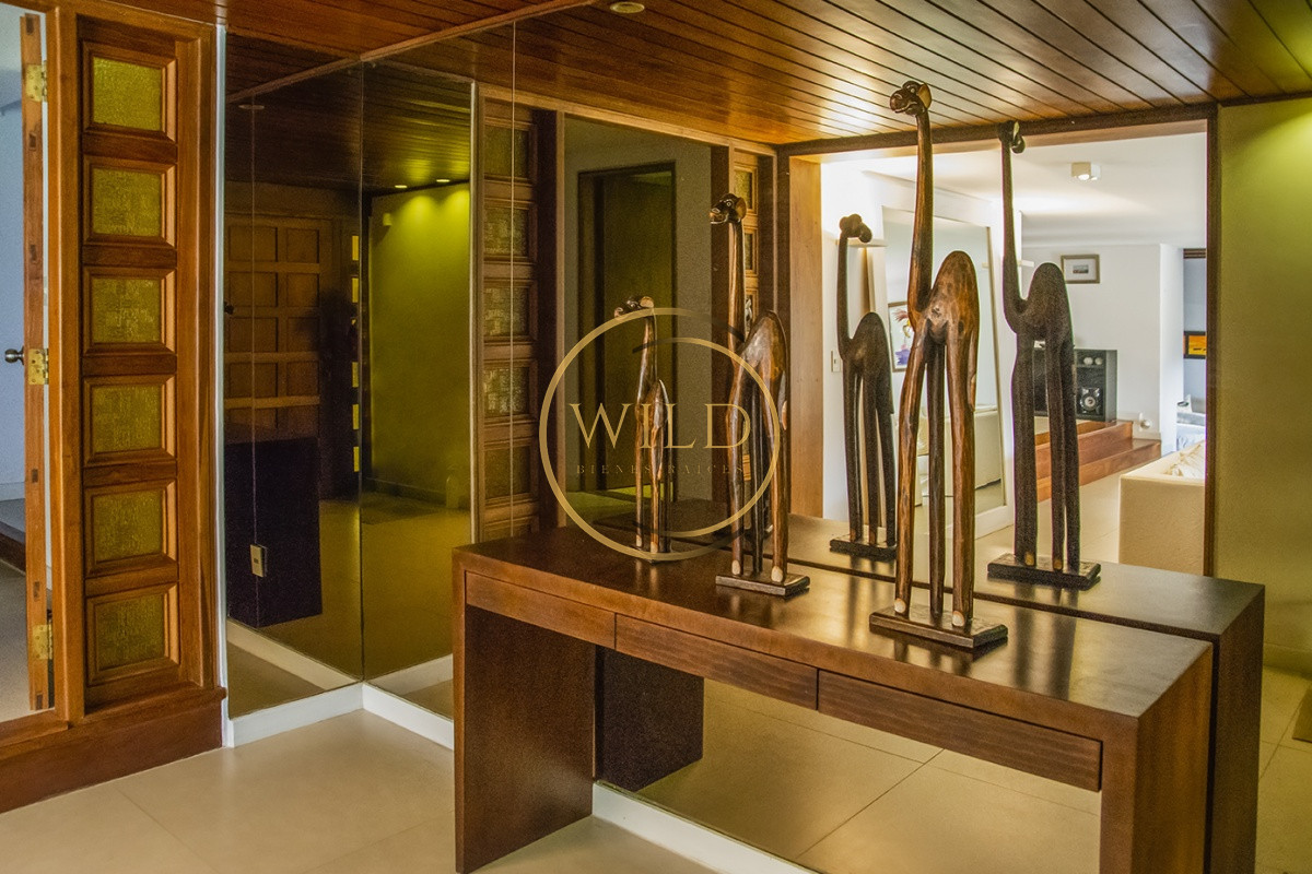 Casa ID.2580 - Casa a la venta en playa mansa Punta Del Este, gran tamaño ubicada en zona privilegiada.